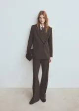 Pantalón de vestir marrón con sutil estampado a cuadros, de corte recto y tiro medio.