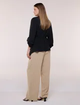 Chaqueta liviana color beige de silueta fluida y diseño abierto, con solapa caída, cintura con cordón ajustable y mangas 3/4 con presilla y argolla metálica.