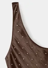 Vestido largo satinado de color marrón, con tirantes anchos, escote redondo y diseño recto con efecto arrugado. Está adornado con pequeños cristales distribuidos en toda la prenda.
