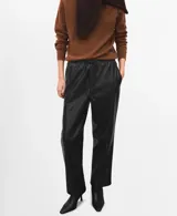 Pantalón de cuero sintético negro de corte recto, con cintura elástica ajustable mediante cordón y bolsillos laterales.