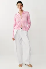 Chaqueta de punto de manga larga con diseño de rayas horizontales en tonos rosados, cuello solapa y cierre frontal con botones forrados a tono.