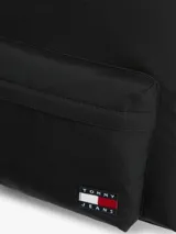 Mochila Tommy Jeans Essential Dome de tejido ripstop en color negro, con diseño curvo, compartimento principal con cierre de cremallera, bolsillo frontal exterior con cierre y parche distintivo de la marca. Cuenta con asa superior y correas ajustables y acolchadas.