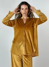 Camisa amplia de terciopelo color gris plomo, con cuello mao y cierre frontal con botones.