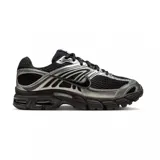 Championes Nike Air Max Moto 2K, con diseño inspirado en el running de los años 2000 y estética Y2K, confeccionados con capellada de cuero sintético y material textil en color negro con detalles metalizados plateados. Incorporan tecnología Max Air para amortiguación y suela de goma resistente.