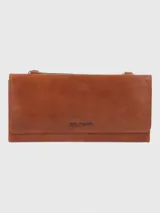 Billetera tipo cartera cruzada de cuero natural color caramelo, con solapa imantada y logo grabado. Cuenta con múltiples compartimentos para billetes, ranuras para tarjetas, bolsillos internos con cierre y correa ajustable y extraíble.