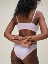 Bombacha tipo vedetina de diseño seamless, confeccionada en microfibra color beige. Presenta un corte de tiro bajo con acabado suave y elástico, ideal para un uso diario confortable.