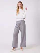 Pantalon de corte wide leg en color gris, con cintura elastizada y franjas laterales en contraste. Presenta un diseño de pierna recta y holgada.