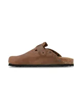 Zueco Hush Puppies modelo Mollet Tan, color marrón, confeccionado en cuero con detalles de tachas metálicas y una hebilla de ajuste lateral en tono bronce.