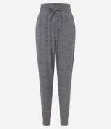 Pantalón de jogging deportivo azul con cintura ajustable con cordón, bolsillos laterales y tobillos ajustados.