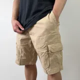 Bermuda cargo de gabardina color beige, con bolsillos laterales con solapa y cierre de botones y cremallera.