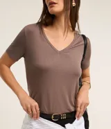 Blusa básica de manga corta con cuello en V, confeccionada en tejido de viscosa con elastano. Presenta un diseño liso y corte ajustado.