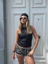 Gorro tipo beanie de tejido de red color negro.