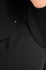 Remera negra de algodón peinado, corte recto y mangas cortas.