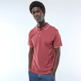 Remera polo de piqué de algodón color rojo, con cuello y puños acanalados en contraste blanco, y cierre frontal de tres botones.