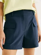 Short azul marino de corte recto con trabillas para cinto y bolsillos cargo laterales con solapa.