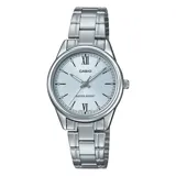 Reloj de pulsera Casio con caja y malla de acero inoxidable plateado. Presenta una esfera de color celeste claro con números romanos en las posiciones de las 12 y las 6, e índices lineales para el resto de las horas.