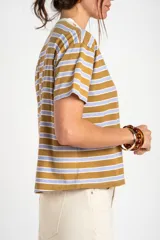 Remera de algodón peinado con diseño de rayas horizontales en tonos mostaza y lila, de corte al cuerpo y manga corta.