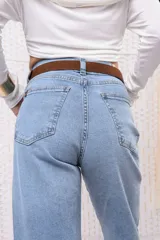 Jeans wide leg de tiro alto en color celeste claro, con corte recto y aberturas laterales en los bajos.