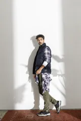 Chaleco acolchado azul marino con cierre frontal y cuello alto.