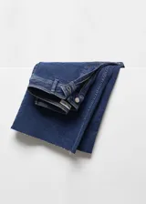 Jeans culotte de tiro alto en color azul, confeccionado en tejido vaquero elástico con bajo deshilachado y cierre de cremallera y botón.