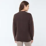 Sweater marrón de tejido de punto, con cuello redondo y cierre parcial con botones metálicos.