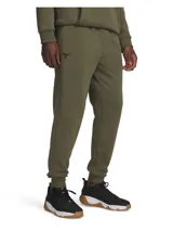 Pantalón de jogging Under Armour Project Rock, color verde militar, con cintura elástica, bolsillos laterales y puños acanalados en los tobillos. Presenta el logo de la colección Project Rock bordado en la pierna derecha.
