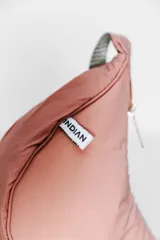 Bandolera color gris claro con forma de media luna, cierre de cremallera y correa ajustable. Incluye etiqueta metálica con el logo de la marca.