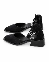 Zapatos de taco medio y punta cuadrada color negro, con tira ajustable al tobillo y hebilla metálica.