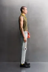 Musculosa Zara Athleticz de corte holgado, confeccionada en tejido ligero de lino y algodón, con cuello redondo y diseño sin mangas.