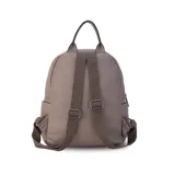 Mochila de tamaño mediano confeccionada en símil cuero color beige, con doble bolsillo frontal con cierre metálico, asa de mano superior y correas regulables de cinta tejida.