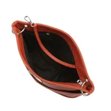 Bandolera negra de cuero sintético con dos bolsillos frontales, cierre metálico y dos correas intercambiables: una de cuero sintético y otra de tela con rayas rosas y negras.