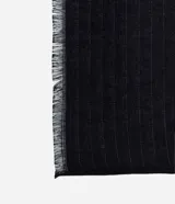 Pañuelo rectangular de satén color marrón con textura geométrica sutil y bordes desflecados.