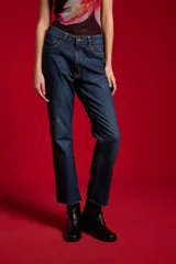 Pantalón jean negro de tiro medio y corte flare, con bolsillos laterales y traseros.