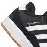Zapatillas Adidas Tyshawn II negras con detalles en blanco, confeccionadas en cuero y gamuza.