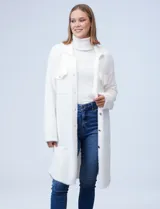 Sobrecamisa blanca de tejido soft, marca Ruby Rd. Tiene cuello con solapa, abertura central con botones y bolsillos delanteros.