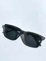 Lentes de sol con armazón de acetato traslúcido en acabado mate y cristales polarizados con efecto espejado en tono naranja. Presentan detalles en color naranja en las patillas y el frente.