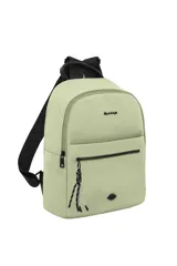 Mochila Las Oreiro color verde agua, con logo de la marca en la parte superior y un aplique de labios en la parte inferior. Cuenta con un bolsillo frontal con cierre y un llavero decorativo de cuerda.