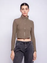 Top corto color marrón con textura acanalada, cuello alto y cierre frontal con cremallera.
