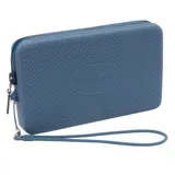 Bolso tipo mini bag de la marca Havaianas, color azul, confeccionado en material sintético con textura de relieve característica de la marca. Cuenta con cierre superior, logo grabado en el frente y correa de muñeca desmontable.