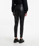 Pantalón skinny de cuero sintético negro, con trabillas en la cintura y bolsillos simulados.