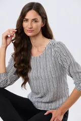Blusa clásica de manga larga en color blanco, con cuello redondo y diseño fluido.