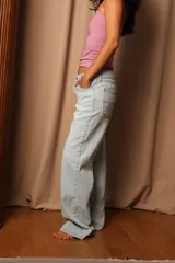 Pantalón de jean celeste de corte recto.