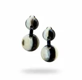 Caravanas colgantes de diseño circular doble, confeccionadas en resina italiana con acabado marmolado en tonos blanco y negro. Cuentan con un sistema de ajuste mediante clip.