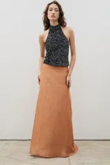 Falda larga de corte semi acampanado, confeccionada en tela con textura arrugada en color tostado.