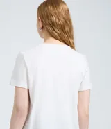 Remera de algodón blanca de manga corta y cuello redondo, con estampa frontal en tono marrón de un oso asomándose desde una taza con la inscripción "Cafecito".
