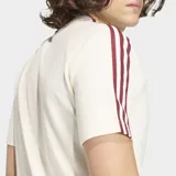 Remera Adidas de la colección España Originals, color blanco con detalles en bordó. Presenta el logo del trébol y el escudo de la selección española en el frente, con las icónicas tres tiras de la marca en los hombros y mangas.