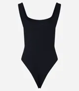 Body negro de rib con escote cuadrado y breteles anchos.