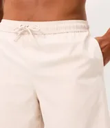 Bermuda deportiva masculina de poliéster color negro, con corte suelto y cintura elástica con cordón ajustable.
