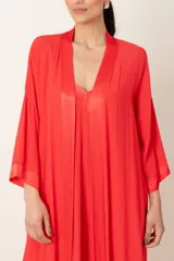 Túnica larga color borgoña de crepe con vivo de satén al tono.