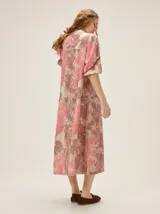 Vestido largo de algodón con estampado floral y abotonadura frontal completa, de mangas cortas abullonadas y silueta relajada.